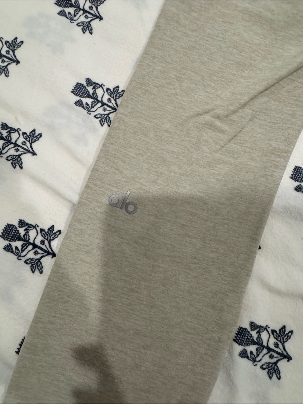 Alo Yoga Oatmeal Heather Leggings - Picture 3 of 4